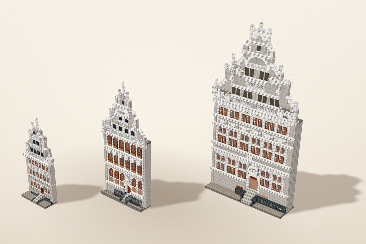 Das Gildehaus der Freien Schiffer in drei Größen nebeneinander: Mini, Fassade und große Fassade