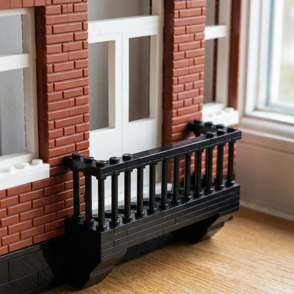 Hetzelfde balkon met balustrade in bouwsteentjes