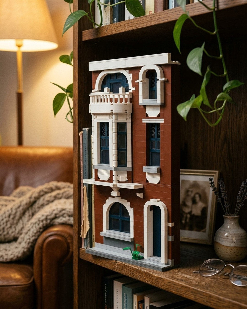 Gevel in bouwsteentjes van een burgerhuis met erker, op een boekenkast